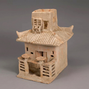 东汉(公元25—220年) 1954年常德西郊郭家村出土 湖南博物院藏 不同于古罗马建筑常用的拱顶和梁柱结合的建造体系,汉代建筑采用如搭积木般进行严格有序组合的“模块化”建造方式。如这座东汉时期的陶楼,楼上部分已经缺失,屋顶为四阿式、覆瓦,底层前面有用围墙围起来的院子;第二层楼窗为横棂,以利空气流通,简单明了,朴素清新。在住宅之外,汉代人还注重院内园林景观设计,修建亭台水榭,追求曲水流觞的生活乐趣。 陶屋