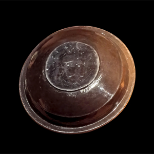 西汉(公元前202年—8年) 1993年长沙望城坡出土 长沙市文物考古研究院藏 盘用途多样,在饮食生活多用于盛食,这件漆盘出土于望城坡渔阳王后墓,底部刻有“渔阳”二字铭文,造型简约、实用美观,与马王堆汉墓出土漆盘基本类似,为西汉时期常用的盛食器具。中国是世界上最早发现天然漆并加以利用的国家,漆工艺的发展在西汉时期步入黄金时代,尤其实用器具种类与数量剧增,占据西汉社会生活的重要篇章,常见于西汉女性饮食生活器具中。 渔阳王后漆盘