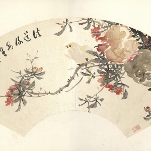 孙铁州 花鸟扇页 清  纸本设色 18.5×53cm  款识：法道复先生意，铁州。 印鉴：孙（朱文）  此图的石榴花、叶用笔干脆轻快，不见复笔，石榴花点染时笔头蘸色略浓稠，以形成质感的区别，而更有重量感的石榴却以水分极多的湿笔草草画成，再以淡色描绘枝头的禽鸟，从而构成了画面中笔触与质感的对比趣味。作品笔法灵动，墨色淋漓，一气呵成，显示出画家高超的绘画手法。