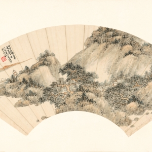 萧俊贤 山水扇页 民国三十三年（1944） 纸本设色 17.1×49.8cm   款识：甲申秋抚贞素夏山图一角，天和逸人萧俊贤，时年八十。 印鉴：厔泉（朱文）  萧俊贤（1865-1949），字厔泉，初作稚泉，后以字行，号铁夫，别署天和逸人，斋名净念楼，湖南衡阳人。早年从苍崖法师、沈翰学画。后集宋、元诸家之长而自成一家。晚年寓沪卖画。工山水，作品设色及浅绛为多，水墨次之，亦工青绿、没骨。 此图用枯笔渴墨勾勒皴擦，以破笔点苔，苍劲秀润，不拘一格，全画看似漫不经心，无心收拾，实则笔墨率性恣肆，简练而不失法度，富有趣味，体现画家不俗的笔墨修养。