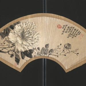 彭玉麟 墨牡丹扇页 清光绪二年 （1876）     纸本水墨 18×52.7厘米   款识：玉女身骑白凤皇，衣披一品散天香。神仙本色从来惯，不作姚黄魏紫粧。丙子夏，吟香外史。 印鉴：吟香（白文） 著手成春(朱文）  彭玉麟善画梅花，宗宋人扬补之笔法。清人王寅《治梅梅谱》中评：“及至近时，惟彭雪琴宫保尚师此法”。扇面绘墨牡丹，墨韵生动，尽显其雍容华贵之态。