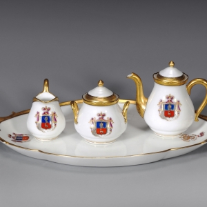 俄皇太子尼古拉二世在法国里摩日瓷厂定制的鎏金纹章瓷茶具