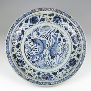 Blue-and-white porcelain plate with design of lotus flowers and double fishes