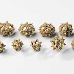 Hollowed-out flower-shaped gold balls