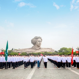 全省万名大学生新党员共同在党旗下发出响亮的青春誓言